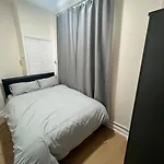 Modern Flat Near City Centre 4